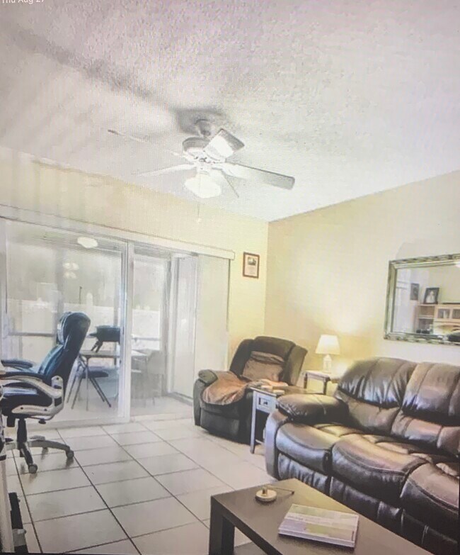 Building Photo - 4608 SE 4th Pl