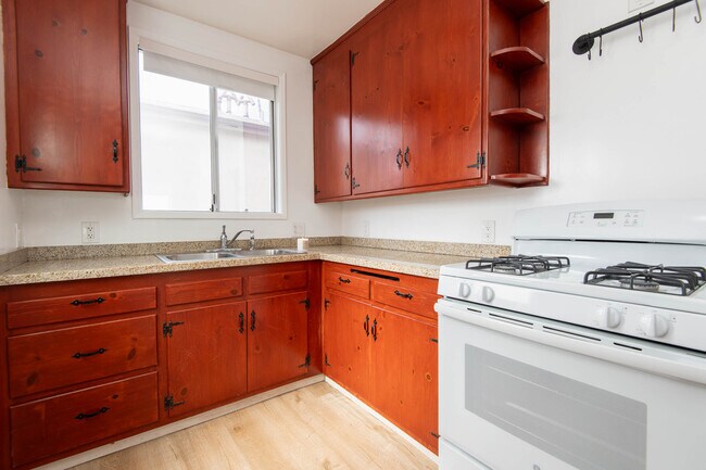 Kitchen - 11648 Chandler Blvd