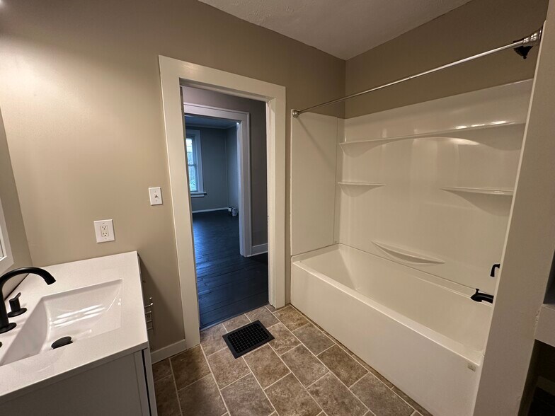 Building Photo - 424 Cherry St