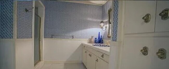 Building Photo - 401 James St