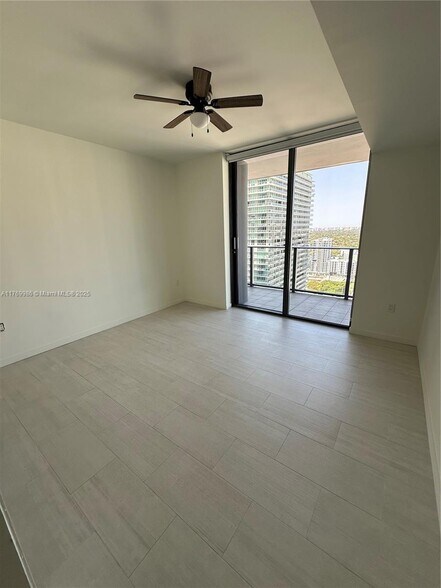 Building Photo - 1000 Brickell Plz