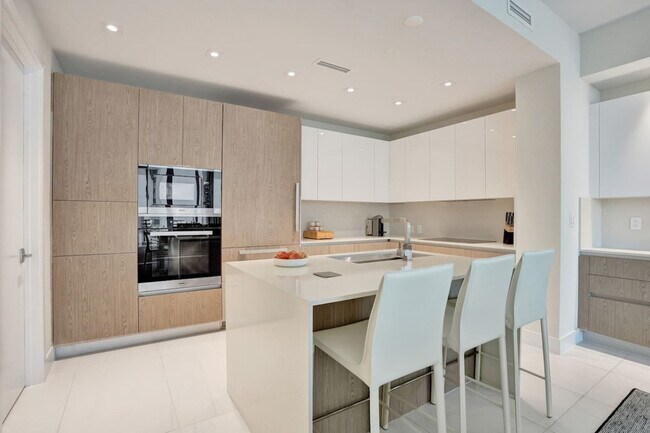 Building Photo - 3100 N Ocean Dr