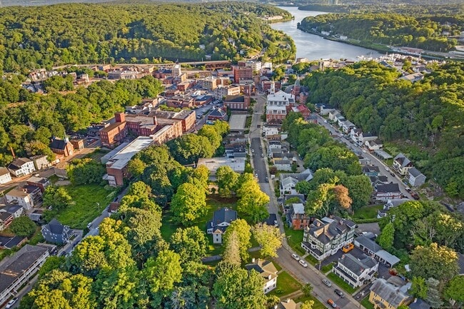 Building Photo - 161 Broadway