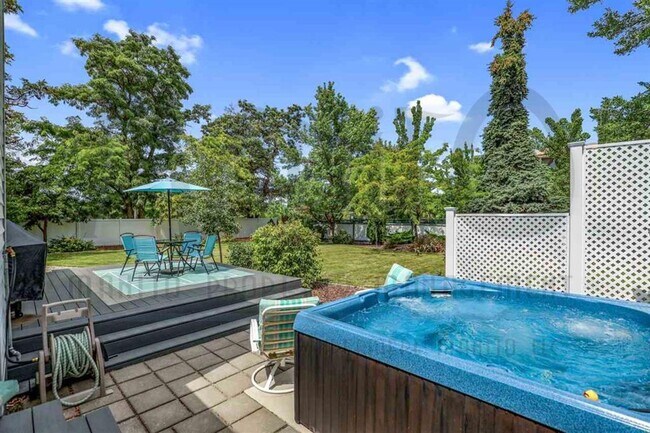 Building Photo - Spacious South Hill Rancher