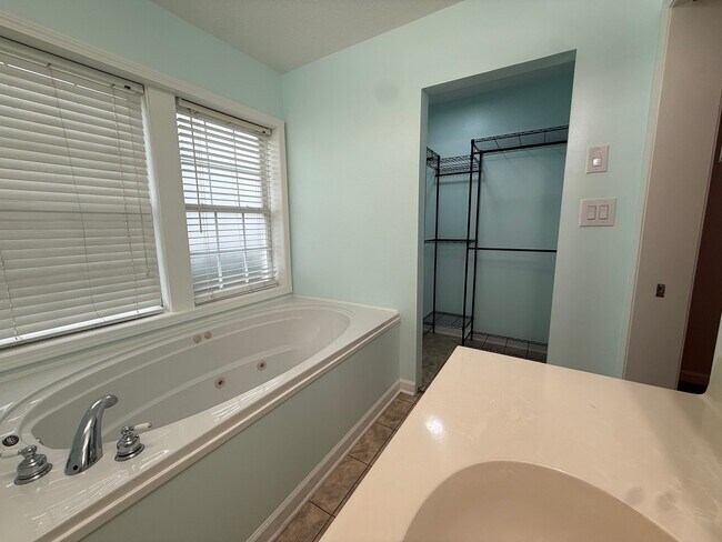 Building Photo - 120 N Pinewood Dr