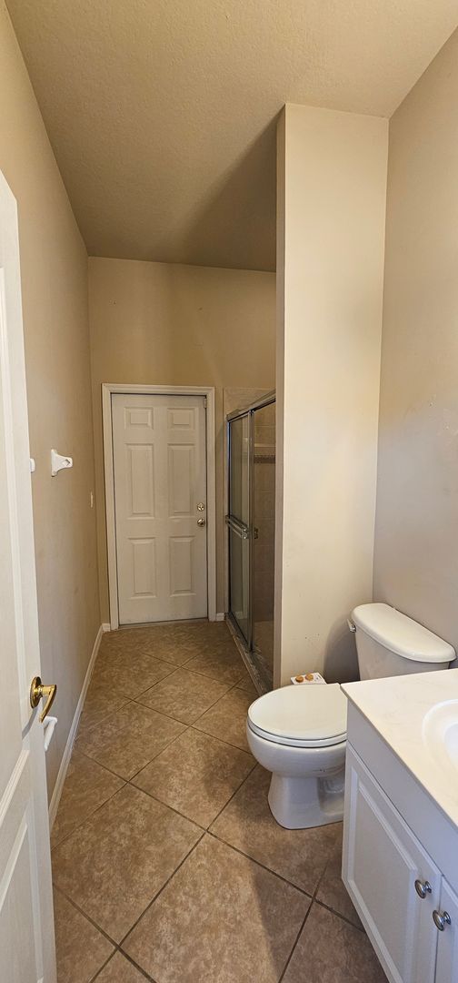 Building Photo - 4 Bedroom, 3 Bath Lakefront Home with 3-Ca...