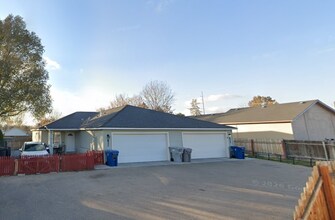 Building Photo - Super Private & Great Location