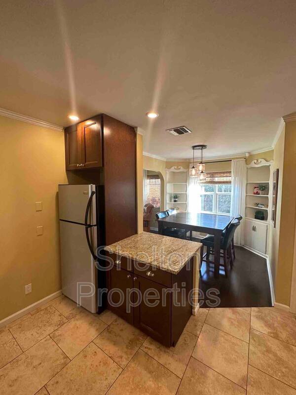 Building Photo - 2026 N Laurel Ave