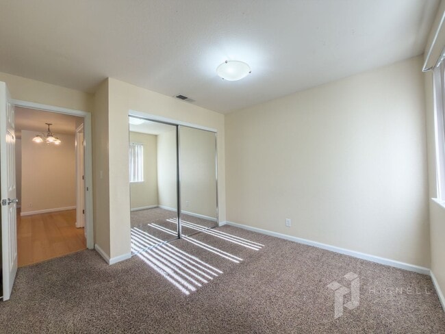 Building Photo - Gated Community, 3 Bed Condo!