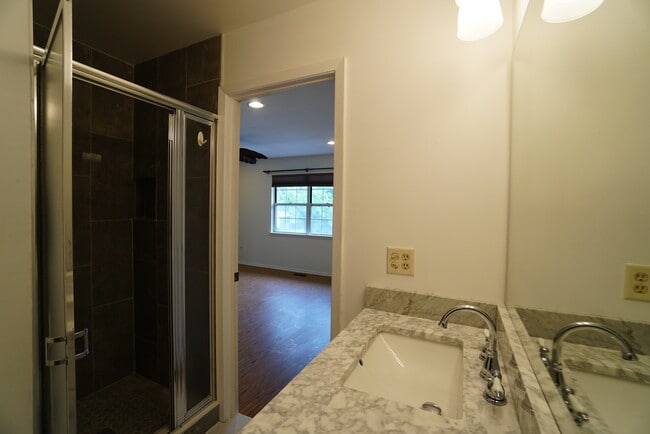 Building Photo - 522 Lasalle Ct