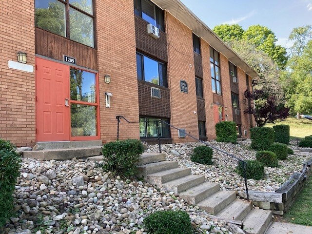 Building Photo - 1209 Logan Rd