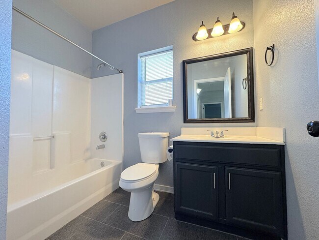 Building Photo - Gorgeous 5bed/3bath Refrig A/C with 2 Master Bedrooms!