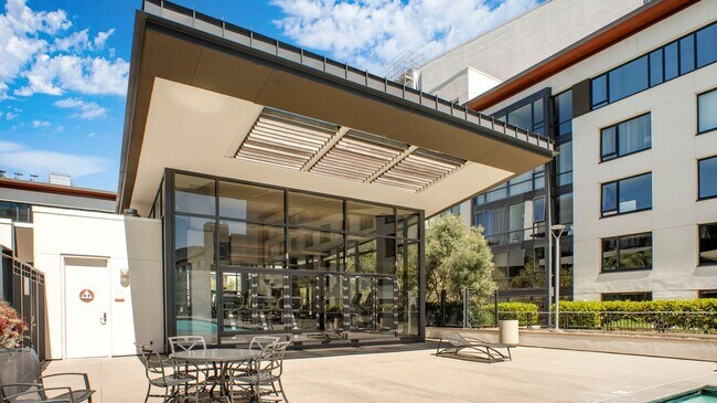 Building Photo - 250 King St