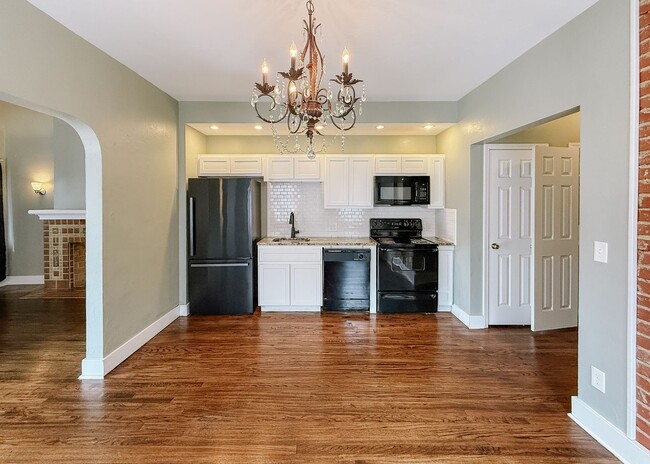 Building Photo - $500 OFF FIRST MONTHS RENT | Duplex in OKC!