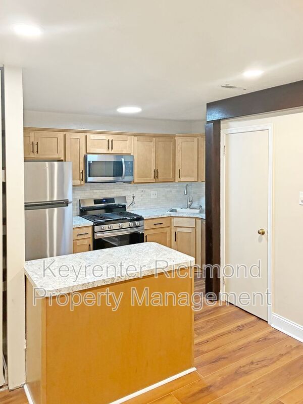 Building Photo - 735 Pleasant St