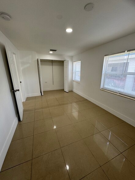 Master room - 228 NW 13th Ct