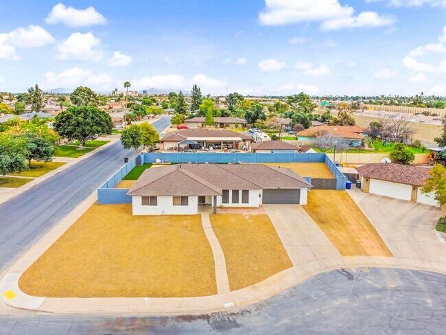 Building Photo - Tempe 5 bedroom 3 bath with pool and HUGE yard