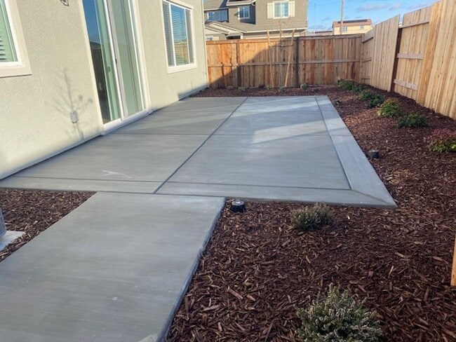 Building Photo - Newer construction with solar!