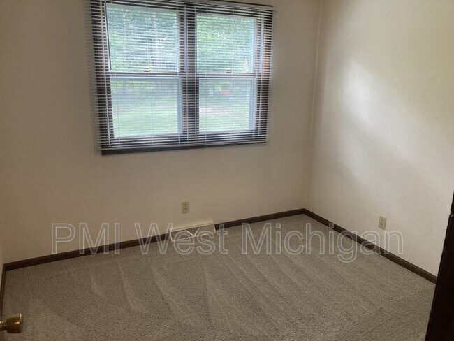 Building Photo - 7255 Periwinkle Ave SE