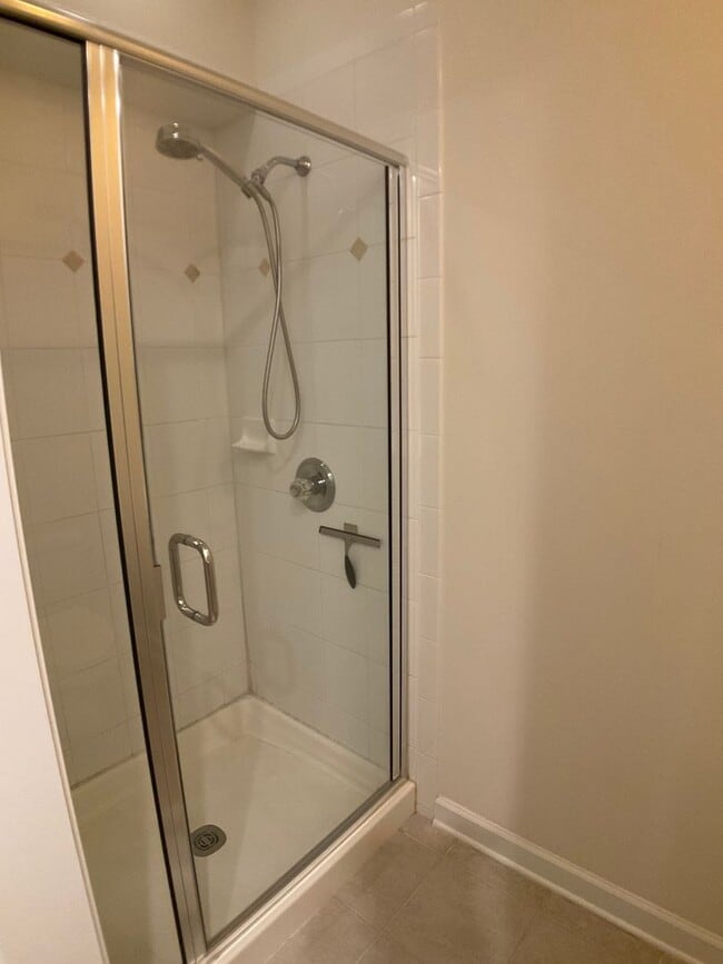 Building Photo - Gorgeous Condo in the heart of Chapel Hill