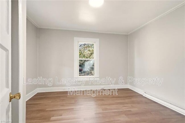 Building Photo - 2051 Bloomfield Dr