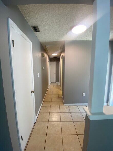 Building Photo - 950 Village Dr
