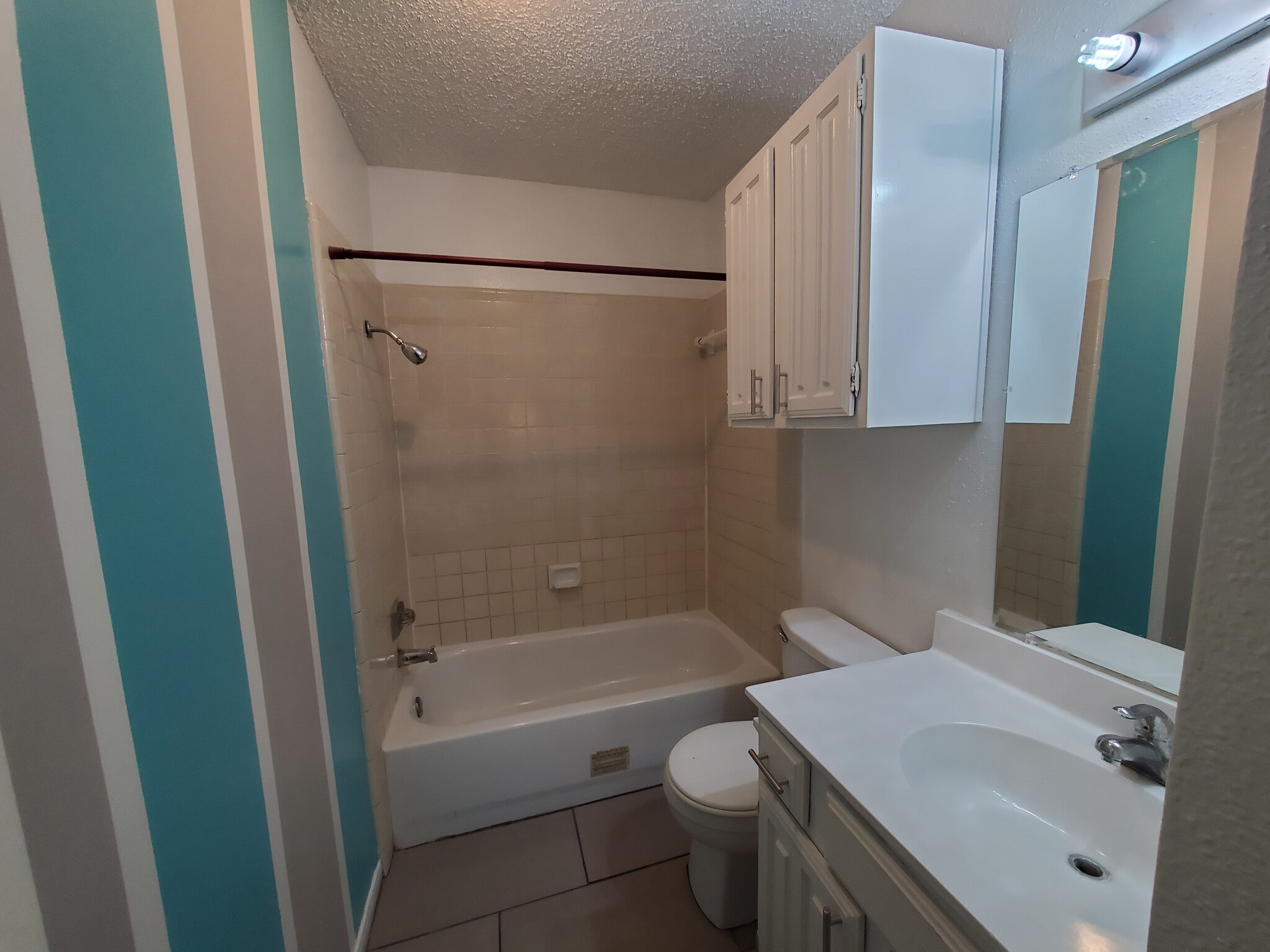 2nd floor full bathroom 2 - 12400 Brookglade Cir