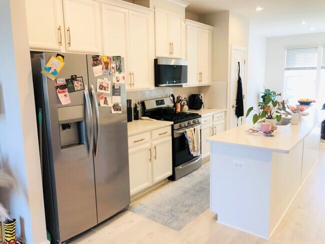 Building Photo - Newly Built Townhome with Tons of Space an...