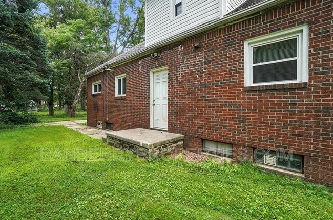 Building Photo - 822 Searles Rd