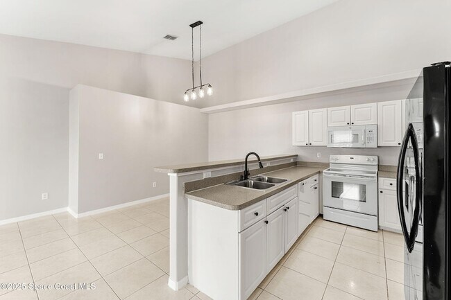 Building Photo - 158 Empress Ave