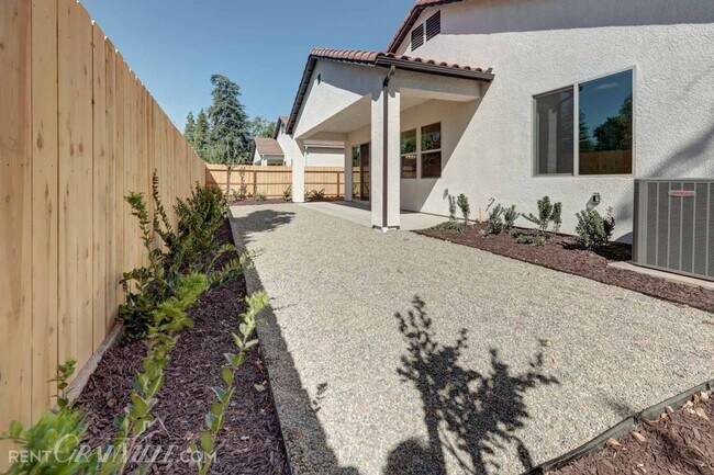 Building Photo - 1316 E Santa Ana Ave