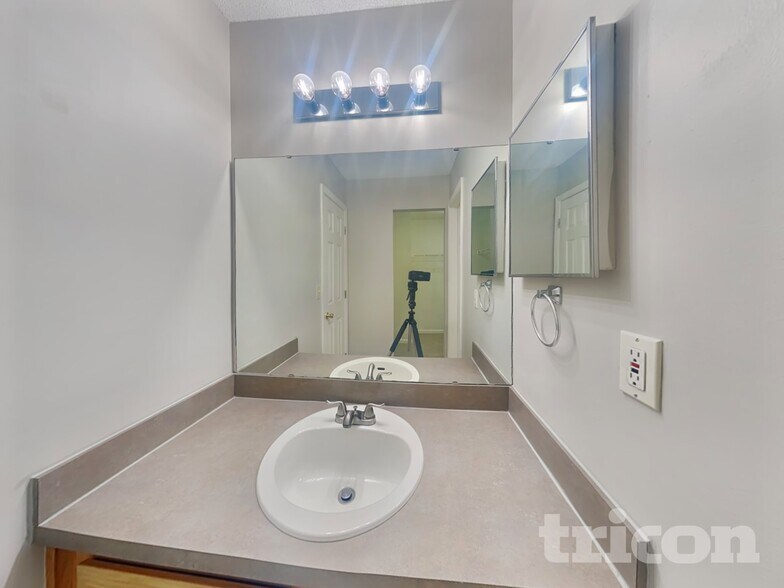 Building Photo - 3099 Wavering Ln