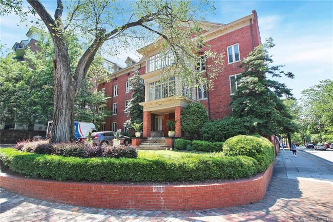 Building Photo - 229 N Poplar St