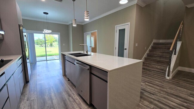 Building Photo - Beautiful and Modern 4 bed 3.5 Bath Townho...