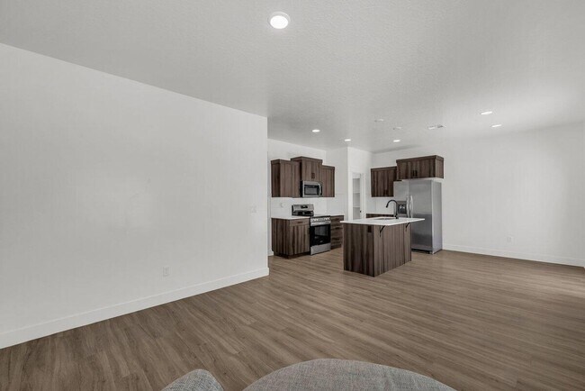 Building Photo - Stunning End-Unit in South Desert Townhomes