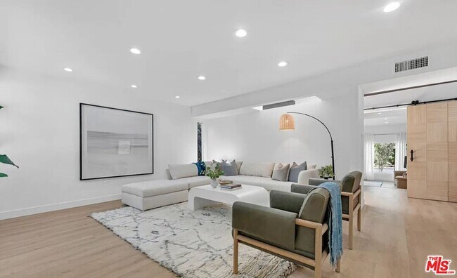 Building Photo - 418 N Bowling Green Way