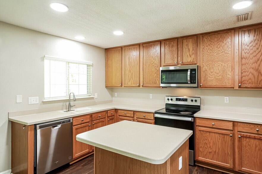 Building Photo - 7068 Beekman Lake Dr