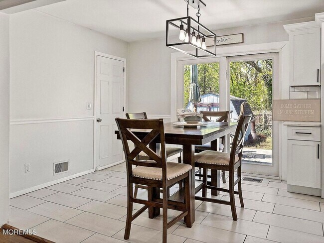 Building Photo - Charming & Cozy Ranch with Spacious Backya...