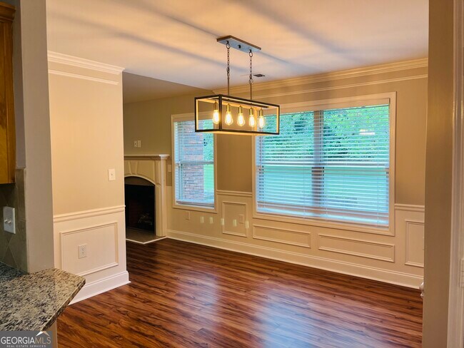 Building Photo - 5750 Crest Hill Dr NE