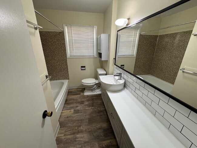 Building Photo - 3 Bedroom 1 Bath House on Large Lot