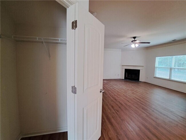 Building Photo - 867 Pine Ln