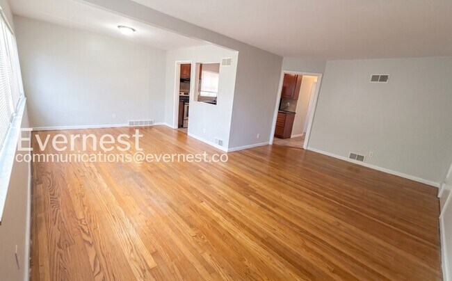 Building Photo - 3 Bed / 1 Bath / Vouchers Accepted / Available Now!