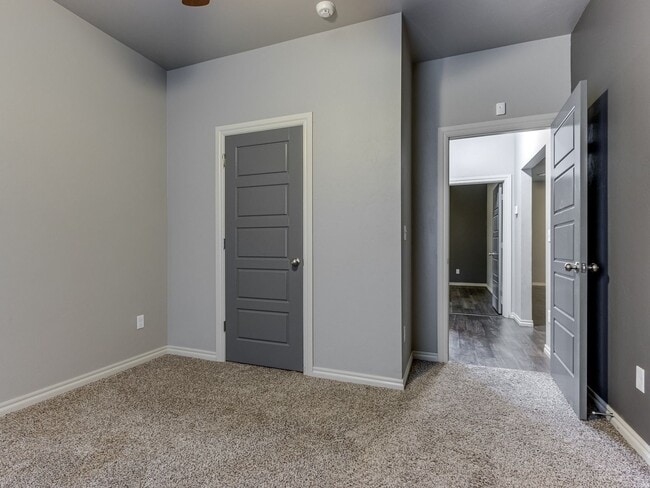 Building Photo - Newer Home + Putnam City Schools + 3 bedrooms