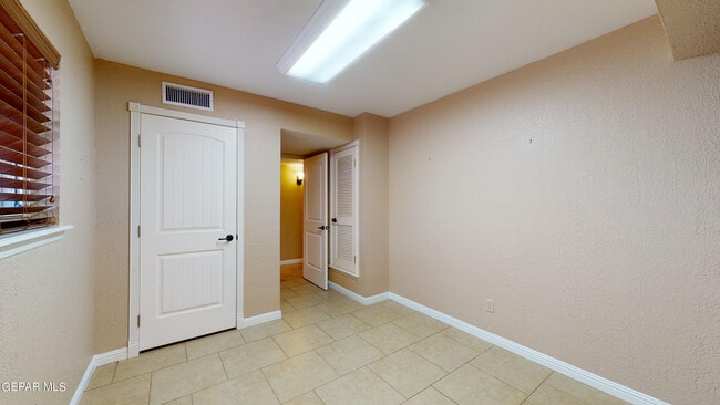 Building Photo - 801 Claravista Ln