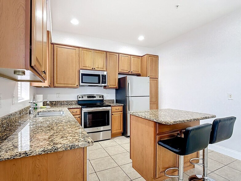 Building Photo - 2380 Bella Vista Dr