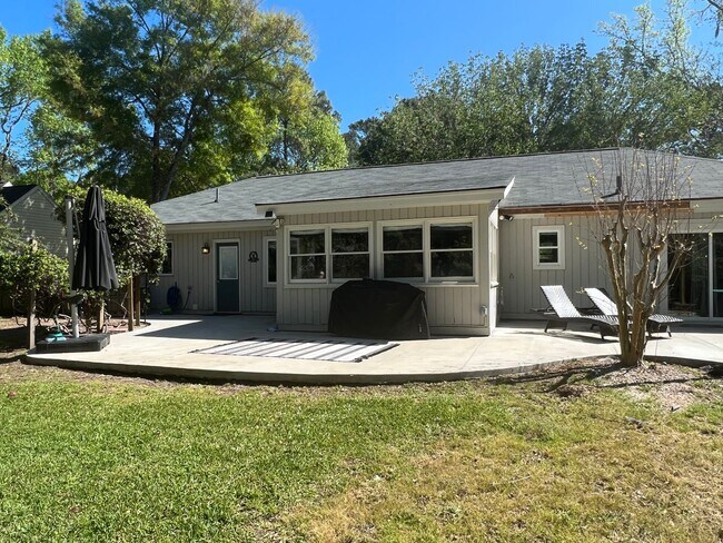 Building Photo - Updated Old Woodlands Plantation Home with Fenced Yard