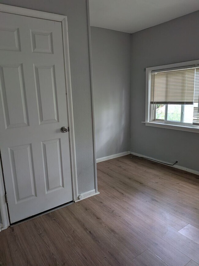 Building Photo - Brick 4 bedroom