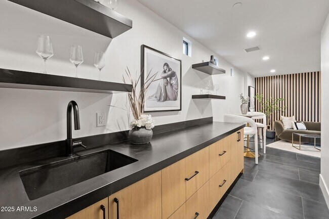 Building Photo - 3135 E Palo Verde Dr