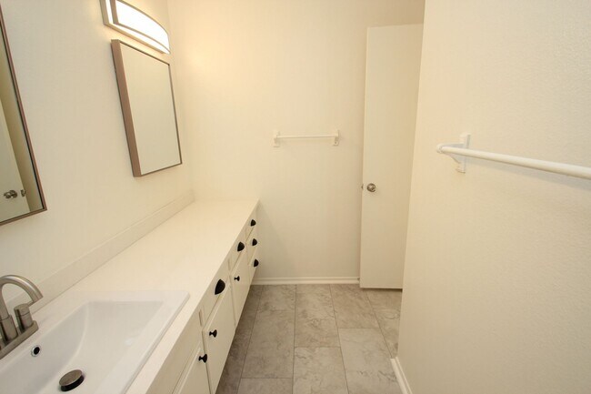 Building Photo - For Rent: Upgraded 3-Bedroom Condo in Todd...