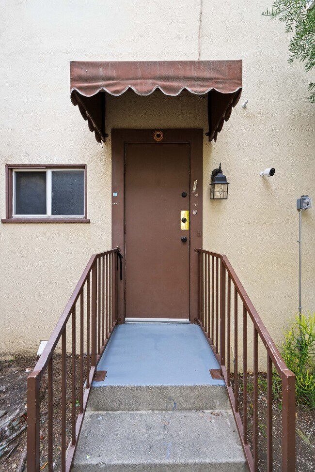 Building Photo - Renovated 3BR 2BA in Prime Beverly Hills | In-Unit W/D + Parking